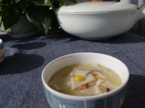 热乎乎的菌菇汤就出锅了，暖暖的冬日来一碗真是享受哦~