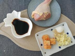 材料集合。
因为老抽上色过重，我用生抽和老抽调和使用。
材料是如图的两个鸡腿。