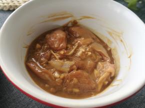 鸡腿去骨切小块。比大拇指粗一点的条块。
配料部分，将豆腐乳压碎成泥，搅拌均匀后，将鸡肉放入腌制半小时。