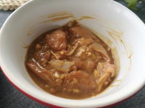 鸡腿去骨切小块。比大拇指粗一点的条块。
配料部分，将豆腐乳压碎成泥，搅拌均匀后，将鸡肉放入腌制半小时。
