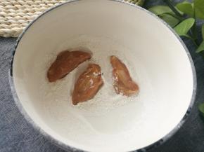 半小时后，将鸡肉块放入红薯淀粉内滚动一下，两面都沾满淀粉。