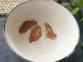 半小时后，将鸡肉块放入红薯淀粉内滚动一下，两面都沾满淀粉。