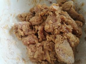 静置10分钟左右，让腌制鸡肉的水份渗出表面。