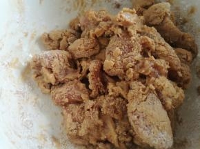 静置10分钟左右，让腌制鸡肉的水份渗出表面。