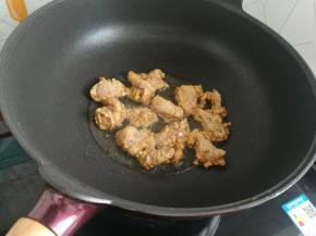 锅底放油烧热，中火炸制。