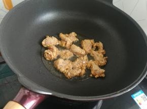 锅底放油烧热，中火炸制。