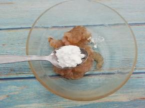 虾仁放入碗中加入淀粉