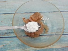 虾仁放入碗中加入淀粉