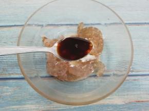 加入生抽，用手抓均匀，腌制20分钟