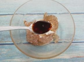 加入生抽，用手抓均匀，腌制20分钟