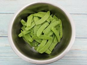 荷兰豆摘去筋，再去掉两头