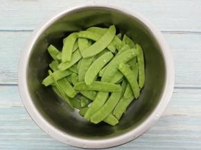 荷兰豆摘去筋，再去掉两头