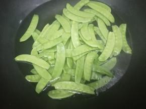 锅中加入适量的水、盐和油烧开，把荷兰豆放入锅中焯熟