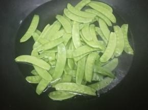 锅中加入适量的水、盐和油烧开，把荷兰豆放入锅中焯熟