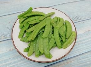  焯好的荷兰豆捞出沥干水分