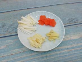 葱、姜、蒜切丝，胡萝卜用工具切成花