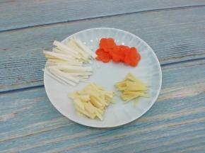 葱、姜、蒜切丝，胡萝卜用工具切成花