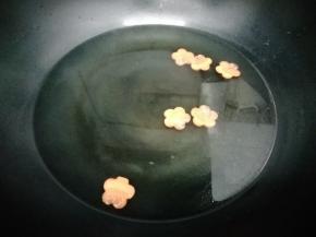 然后把胡萝卜也放入锅中焯熟
