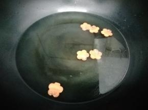 然后把胡萝卜也放入锅中焯熟