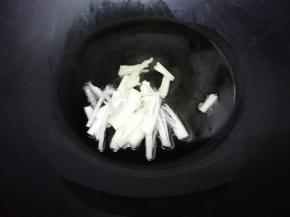 锅中加入适量的油烧到七成热时，把葱，姜，蒜放入锅中爆香