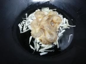 把腌制好的虾仁放入锅中，炒到虾仁变成红色