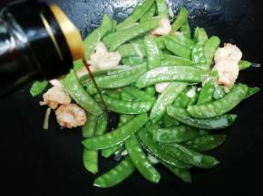 再加入少许的生抽，翻炒片刻