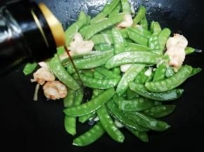 再加入少许的生抽，翻炒片刻