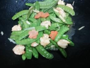 再把胡萝卜放入锅中，翻炒均匀，即可关火出锅