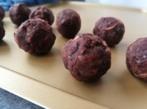 我用的红豆莲子馅儿，先把红豆莲子馅儿平均分成十份。