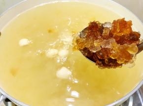 等银耳微微浓稠后加入桃胶