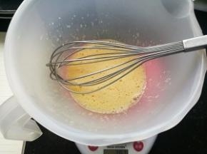 蛋液打散，加糖搅拌至糖化。