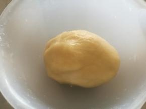 加入粉类，揉和成柔软的面团。