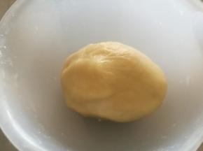 加入粉类，揉和成柔软的面团。