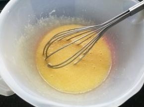 加糖浆，加油，搅拌均匀。