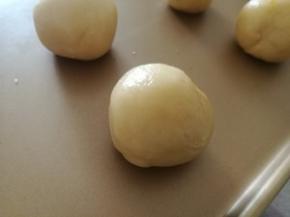 将面团平均分成十份。