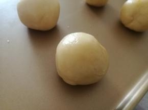 将面团平均分成十份。