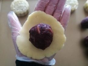 面团用手压扁包入馅料。