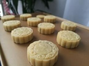 全部压好。
烤箱预热180度，烘烤五分钟，表面刷蛋液，然后再放进烤箱，15分钟左右，就可以了。