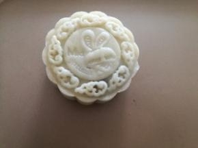 用模具压出花纹。最好用那种简单的花纹模具。