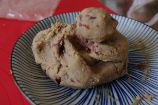 玫瑰酱加入栗子馅中，拌均匀。