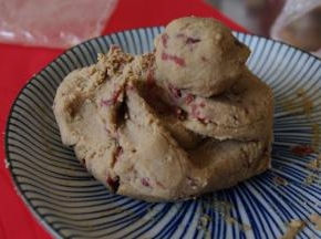 玫瑰酱加入栗子馅中，拌均匀。