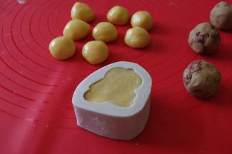 分别包好，放入模具中压紧。