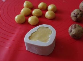 分别包好，放入模具中压紧。