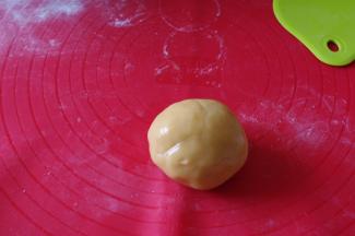 先和月饼皮。把液体搅拌均匀，加入中筋面粉，抓匀成月饼面团。盖保鲜膜静置2小时。