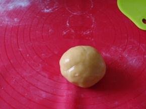 先和月饼皮。把液体搅拌均匀，加入中筋面粉，抓匀成月饼面团。盖保鲜膜静置2小时。