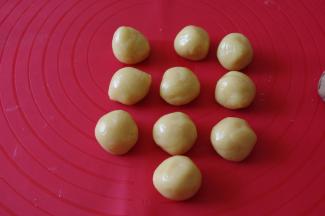 饼皮面团醒发好后，分成15g的小面团。