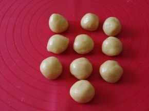 饼皮面团醒发好后，分成15g的小面团。