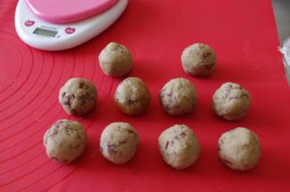 将馅料分成35克一个的小球。