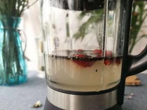 各种材料洗干净，加水，放进破壁机。