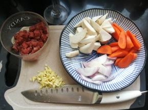 牛肉切小块儿，杏鲍菇胡萝卜改刀。洋葱切片切丝备用。蒜切末。